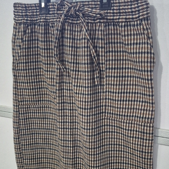 Elastic Waist Houndstooth Midi Skirt in Black and Cream - Picture 4 of 11